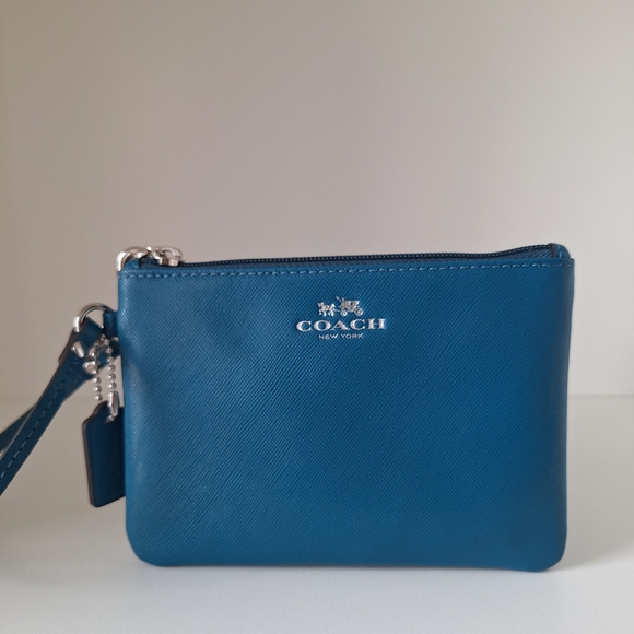 Coach Handbags - EUC Coach Teal Pebble Leather Wristlet with Gold Accents